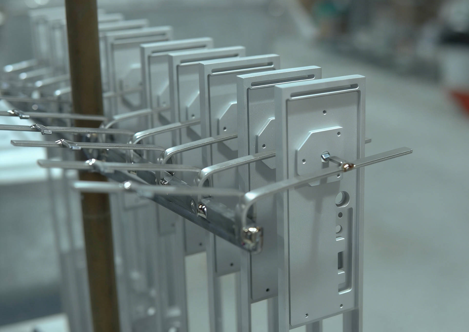 为什么铝合金外壳不能阳极氧化成纯白色呢？