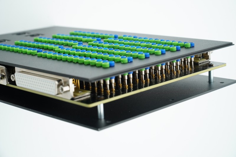 PCB板外壳压铆固定